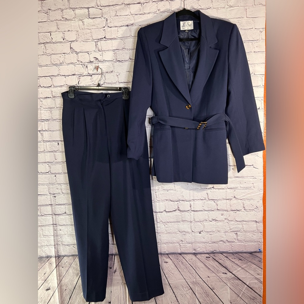 Le Suit. Ladies Dark-blue 2-piece pant suit. Size 12. - Picture 8 of 10